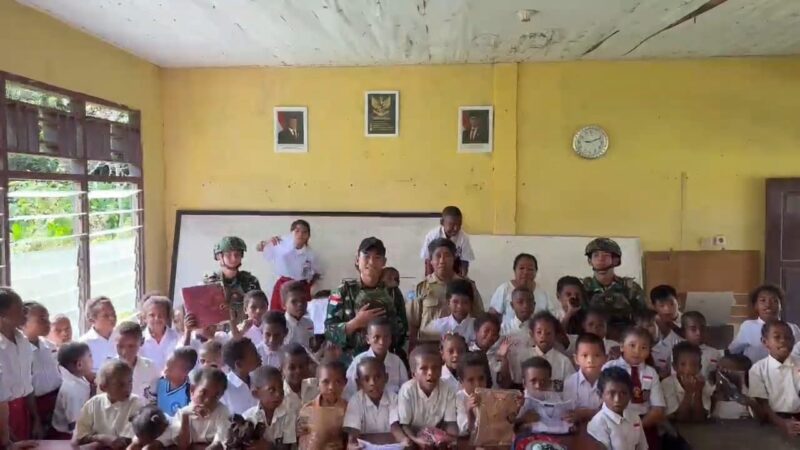 Peduli Anak-Anak Pedalaman Papua, Satgas Yonif 642/Kps Bagikan Seragam Sekolah di SD Inpres 119 Tahota