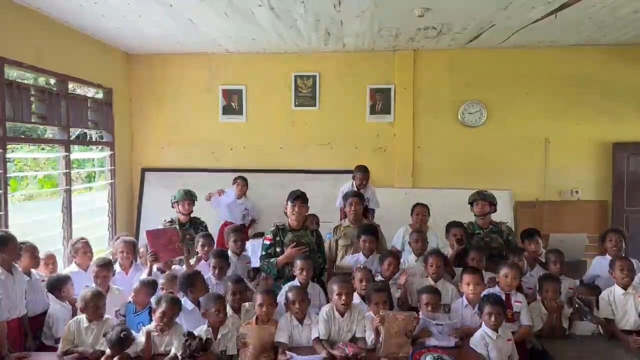Peduli Anak-Anak Pedalaman Papua, Satgas Yonif 642/Kps Bagikan Seragam Sekolah di SD Inpres 119 Tahota