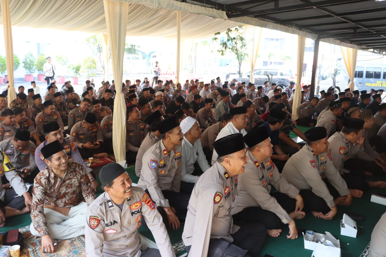 Bareng Ustaz Hilman Fauzi, Polresta Tangerang Gelar Doa Bersama dan Santunan Yatim
