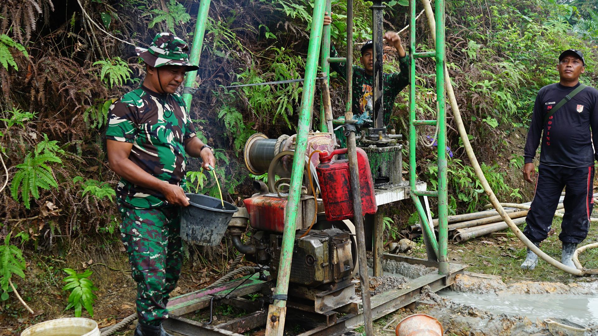 Solusi Penuhi Kebutuhan Air Bersih Satgas TMMD Kejar Pengerjaan Sumur Bor