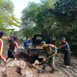 Babinsa Koramil 1015-03/MB Ketapang Bersama Warga Perbaiki Jalan Yang Rusak
