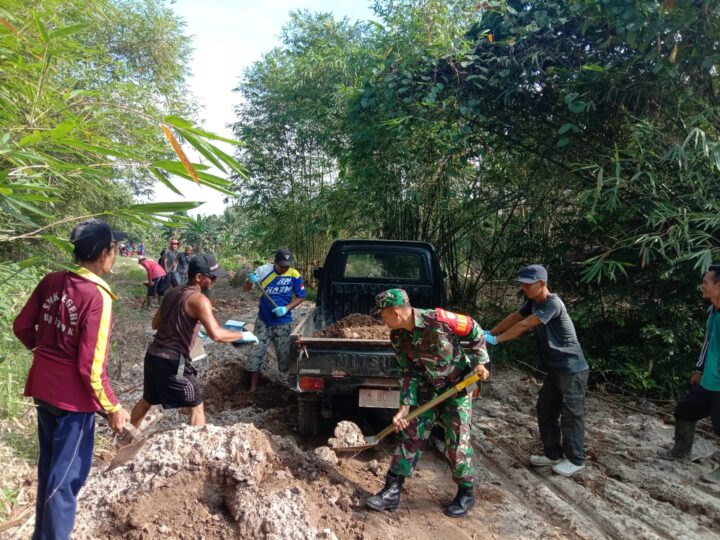 Babinsa Koramil 1015-03/MB Ketapang Bersama Warga Perbaiki Jalan Yang Rusak