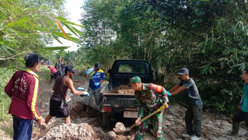 Babinsa Koramil 1015-03/MB Ketapang Bersama Warga Perbaiki Jalan Yang Rusak