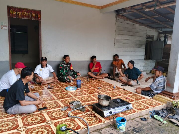 Jalin Komunikasi Bersama Warga Binaan,,Babinsa Koramil 1015-07/Parenggean Laksanakan Komsos