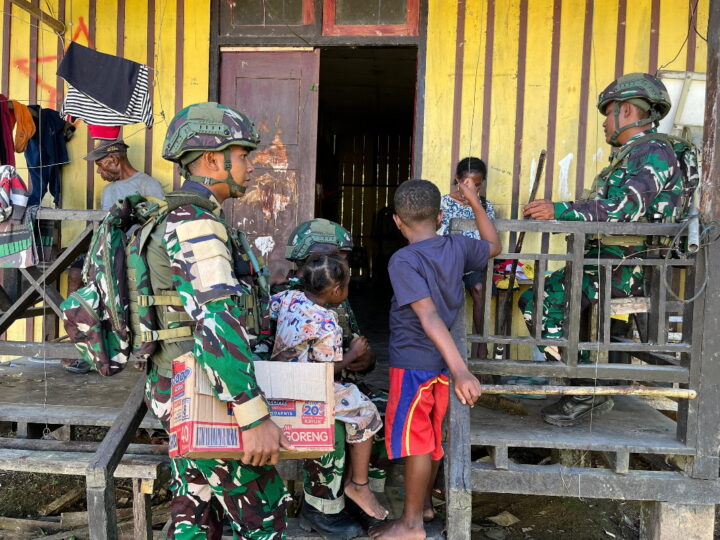 Perkuat Komunikasi Sosial, Satgas Yonif 521/DY Gelar Pengobatan Gratis di Distrik Benawa