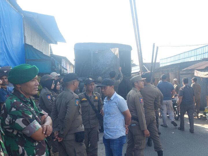 Kodim 1015/Sampit Bersama Polres Kotim Dan Satpol PP Kabupaten Kotawaringin Timur Laksanakan Penertiban Pedagang