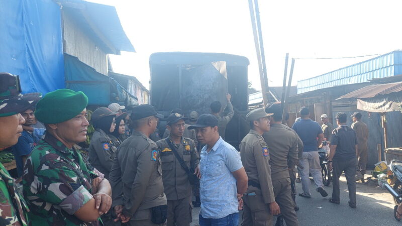 Kodim 1015/Sampit Bersama Polres Kotim Dan Satpol PP Kabupaten Kotawaringin Timur Laksanakan Penertiban Pedagang