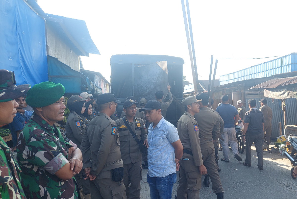 Kodim 1015/Sampit Bersama Polres Kotim Dan Satpol PP Kabupaten Kotawaringin Timur Laksanakan Penertiban Pedagang