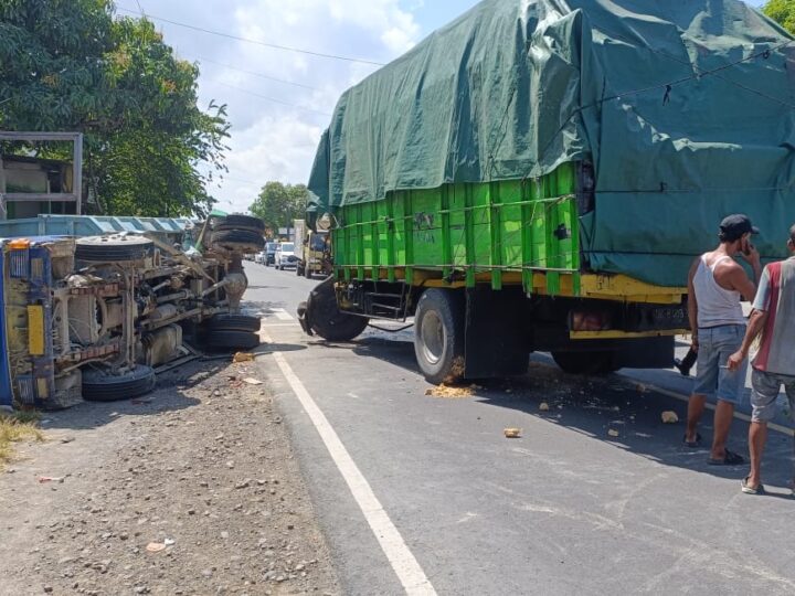 Lalu Lintas di Jalan Raya Camplong Sampang Macet Total, Dua Truk Terlibat Tabrakan Maut.