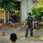 Di Sela Kegiatan, Anggota Satgas TMMD Bermain Bersama Anak-Anak Desa