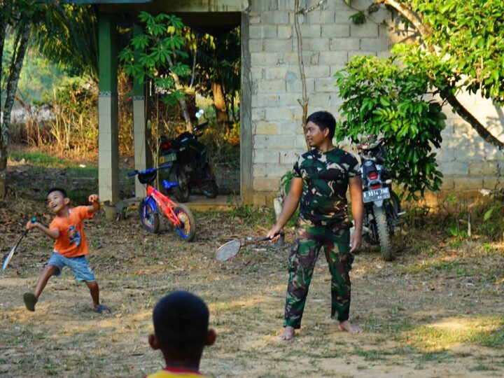 Di Sela Kegiatan, Anggota Satgas TMMD Bermain Bersama Anak-Anak Desa
