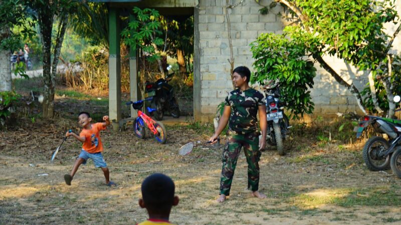 Di Sela Kegiatan, Anggota Satgas TMMD Bermain Bersama Anak-Anak Desa