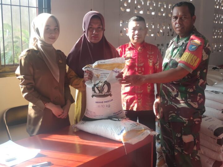 Babinsa Koramil 1015-06/Cempaga Lakukan Pendampingan Pembagian Beras Dari Bulog