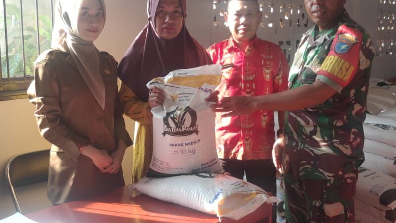 Babinsa Koramil 1015-06/Cempaga Lakukan Pendampingan Pembagian Beras Dari Bulog