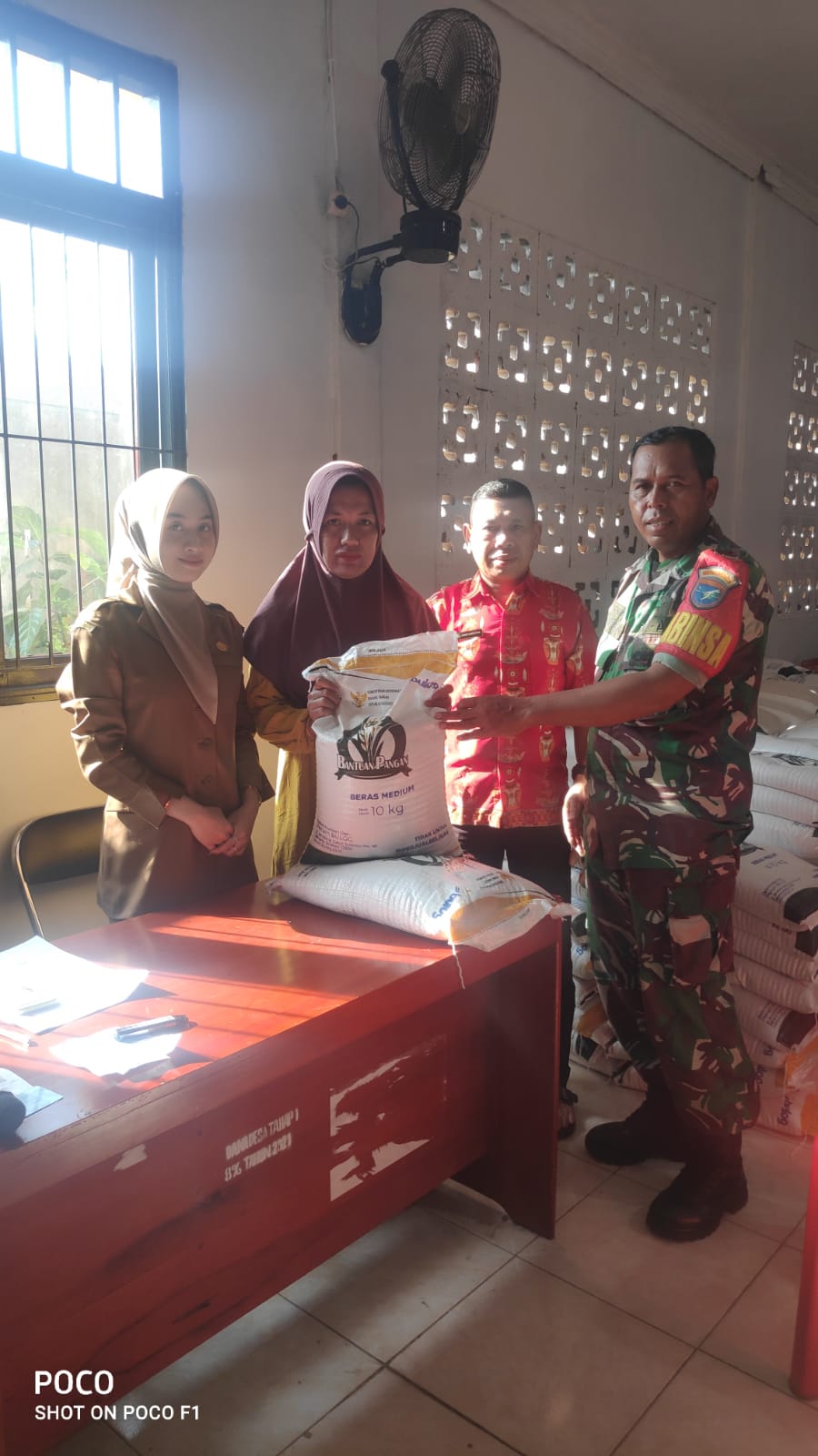 Babinsa Koramil 1015-06/Cempaga Lakukan Pendampingan Pembagian Beras Dari Bulog