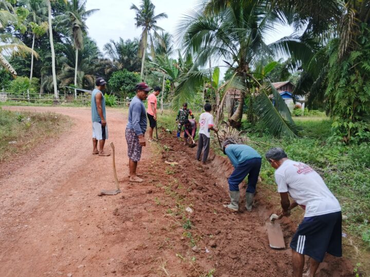 Ciptakan Lingkungan Yang Bersih, Babinsa Koramil 1015-07/Parenggean Bersama Warga Kerja Bakti