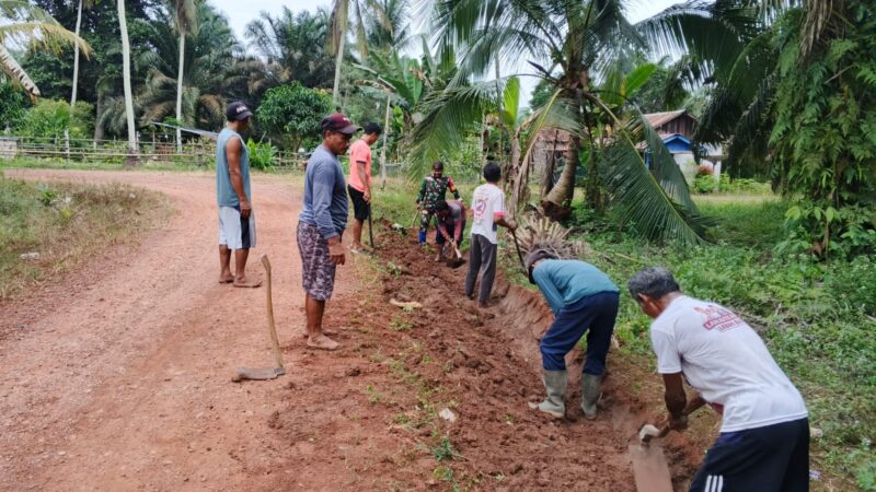 Ciptakan Lingkungan Yang Bersih, Babinsa Koramil 1015-07/Parenggean Bersama Warga Kerja Bakti