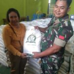 Babinsa Koramil 1015-03/MB Ketapang Lakukan Pendampingan Pembagian Beras Dari Bulog