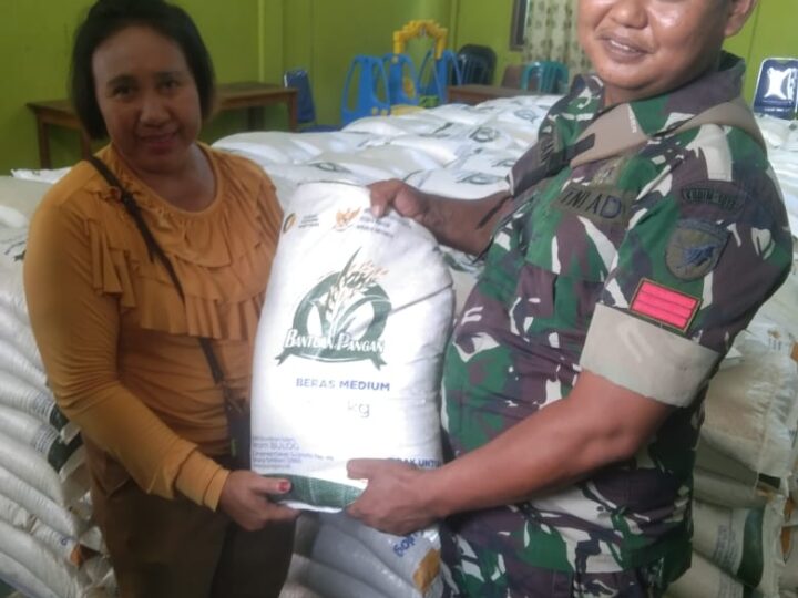 Babinsa Koramil 1015-03/MB Ketapang Lakukan Pendampingan Pembagian Beras Dari Bulog