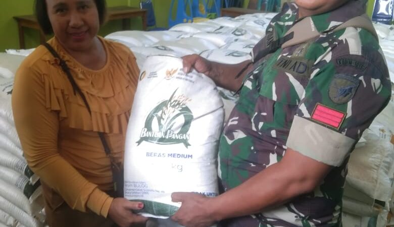 Babinsa Koramil 1015-03/MB Ketapang Lakukan Pendampingan Pembagian Beras Dari Bulog