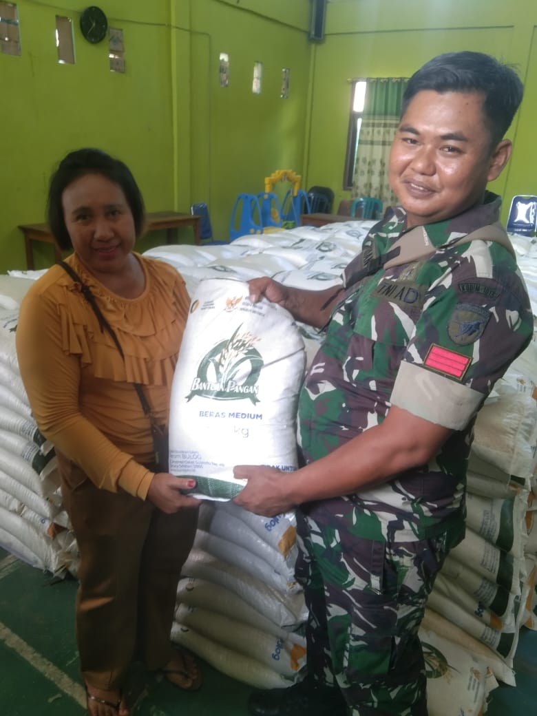 Babinsa Koramil 1015-03/MB Ketapang Lakukan Pendampingan Pembagian Beras Dari Bulog