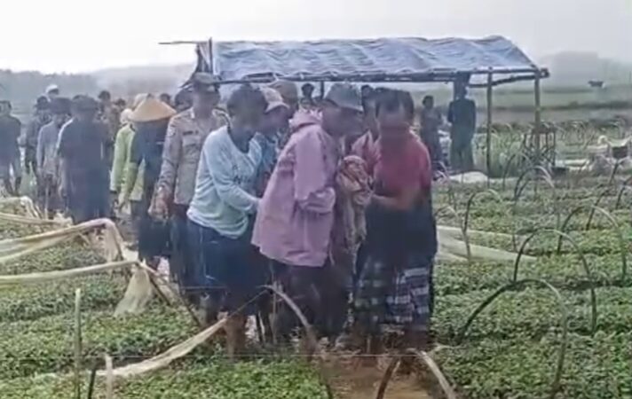 Petani di Torjun Sampang Meninggal Dunia Setelah Tersambar Petir di Ladang.
