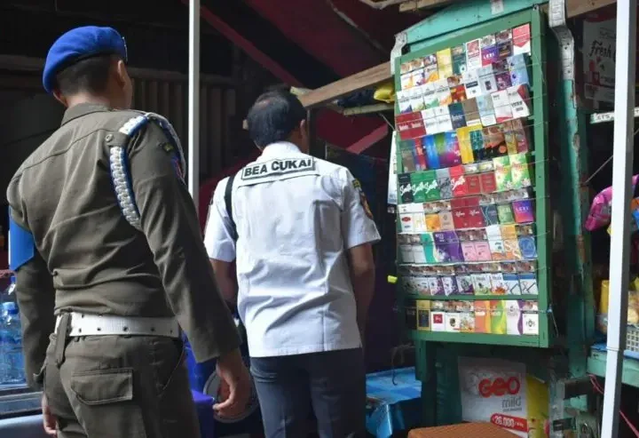 Satpol PP Surabaya dan Bea Cukai Sidoarjo Sita 981 Bungkus Rokok Ilegal