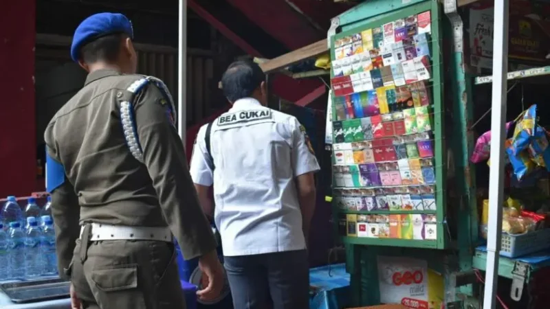 Satpol PP Surabaya dan Bea Cukai Sidoarjo Sita 981 Bungkus Rokok Ilegal