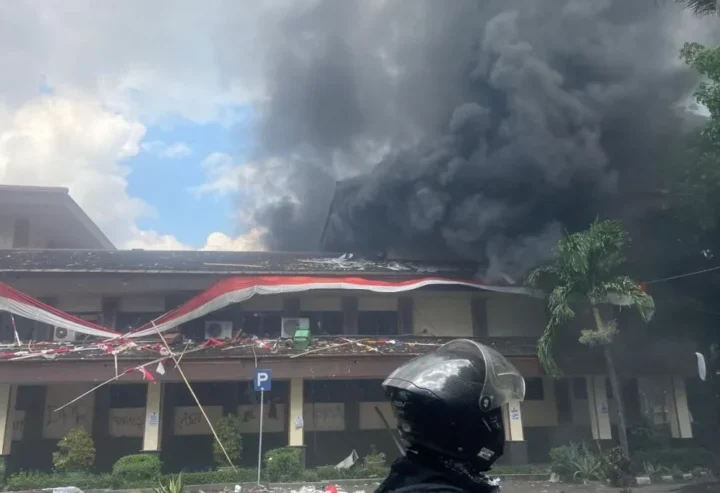Gedung DPRD Cirebon Jadi Sasaran Amuk Massa Aksi Unjuk Rasa