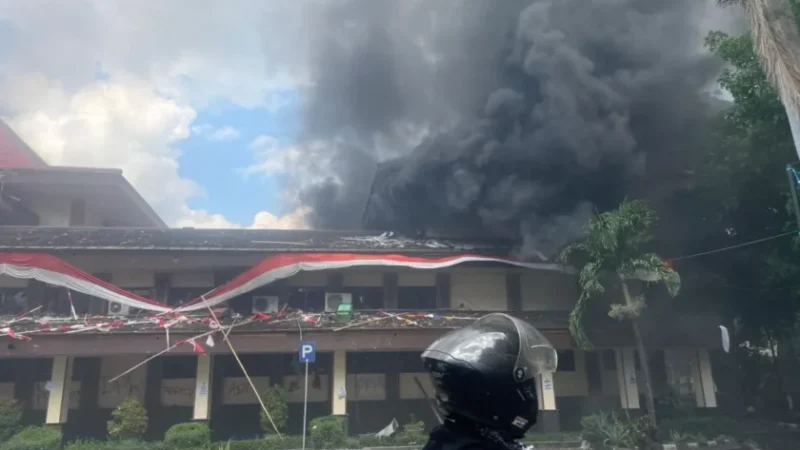 Gedung DPRD Cirebon Jadi Sasaran Amuk Massa Aksi Unjuk Rasa