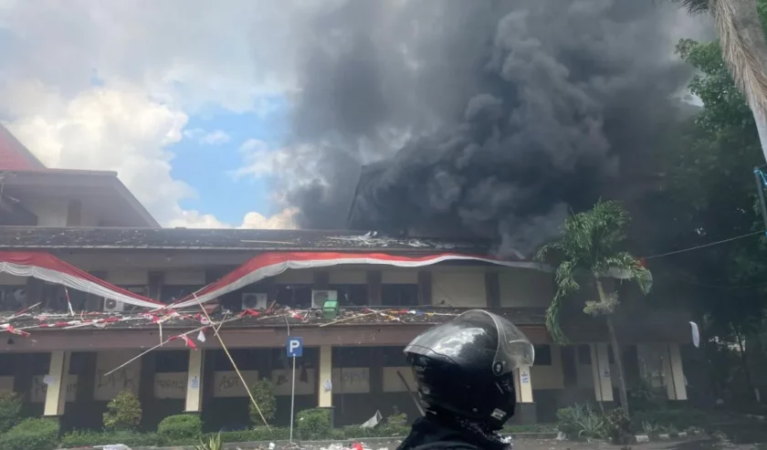 Gedung DPRD Cirebon Jadi Sasaran Amuk Massa Aksi Unjuk Rasa
