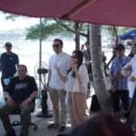 Bupati Pacitan: Ini Menunjang Promosi Pacitan, Seniman Dari Member SBY Art Community Melukis di Pantai Klayar