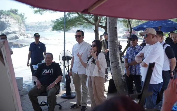 Bupati Pacitan: Ini Menunjang Promosi Pacitan, Seniman Dari Member SBY Art Community Melukis di Pantai Klayar