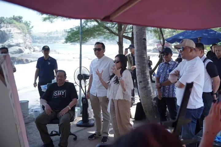 Bupati Pacitan: Ini Menunjang Promosi Pacitan, Seniman Dari Member SBY Art Community Melukis di Pantai Klayar