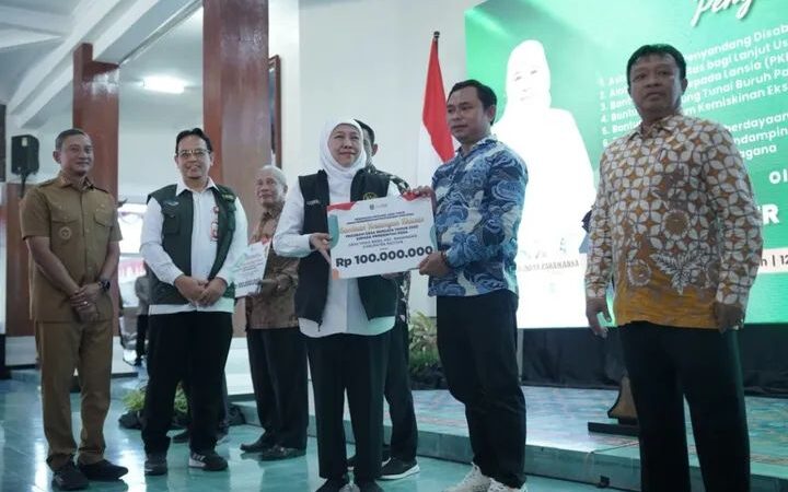 Gubernur Jatim Khofifah Indar Parawansa Sehari Kunjungan Kerja di Pacitan Gelontorkan Bantuan Ratusan Juta