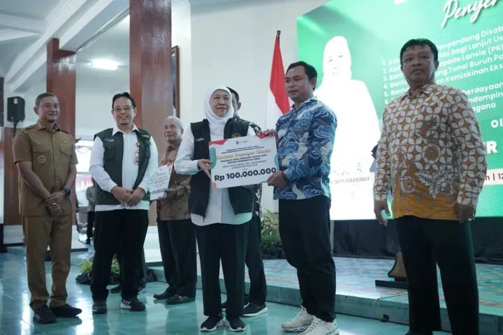 Gubernur Jatim Khofifah Indar Parawansa Sehari Kunjungan Kerja di Pacitan Gelontorkan Bantuan Ratusan Juta