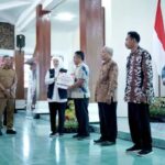 Gubernur Jatim Salurkan Bansos di Kabupaten Pacitan, Singgung Judol