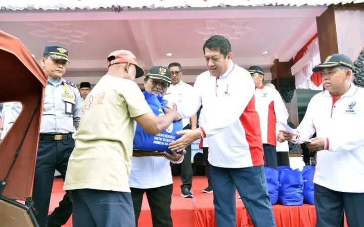 Dalam Rangka HUT Kemerdekaan 300 Abang Becak Dan Kusir Dokar Dapat Paket sembako dan Uang Saku