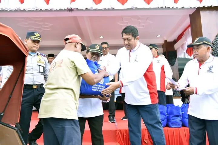 Dalam Rangka HUT Kemerdekaan 300 Abang Becak Dan Kusir Dokar Dapat Paket sembako dan Uang Saku
