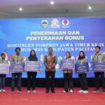 Bupati Indrata Nur Bayuaji Beri Bonus Kepada Atlet-atlet Pacitan Peraih Medali Di Ajang Porprov Pada Momen Resepsi HUT RI ke-80