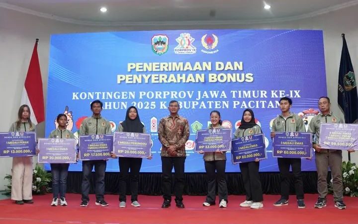 Bupati Indrata Nur Bayuaji Beri Bonus Kepada Atlet-atlet Pacitan Peraih Medali Di Ajang Porprov Pada Momen Resepsi HUT RI ke-80