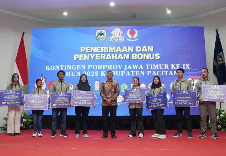 Bupati Indrata Nur Bayuaji Beri Bonus Kepada Atlet-atlet Pacitan Peraih Medali Di Ajang Porprov Pada Momen Resepsi HUT RI ke-80