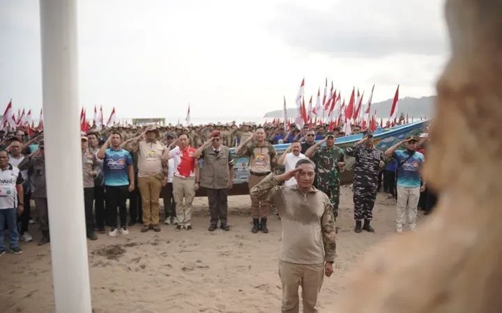 SBY dan AHY Mengikuti Kegiatan Susur Pantai Sambut Tim Ekspedisi Merah Putih