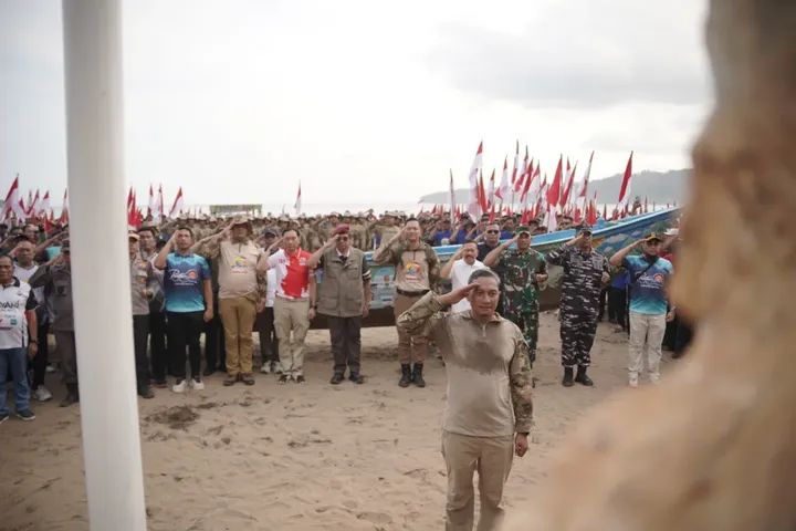 SBY dan AHY Mengikuti Kegiatan Susur Pantai Sambut Tim Ekspedisi Merah Putih