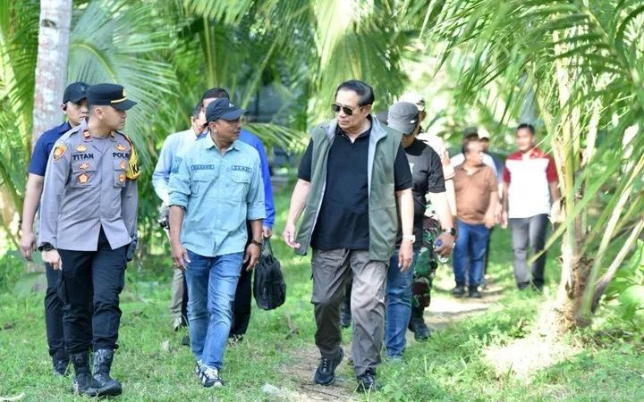 Susilo Bambang Yudhoyono (SBY) Mengeksplorasi Keindahan Sungai Kitri Pacitan Dengan Lukisannya.