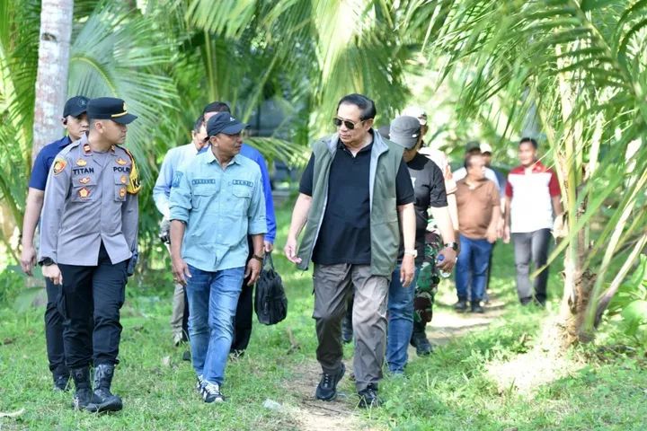 Susilo Bambang Yudhoyono (SBY) Mengeksplorasi Keindahan Sungai Kitri Pacitan Dengan Lukisannya.