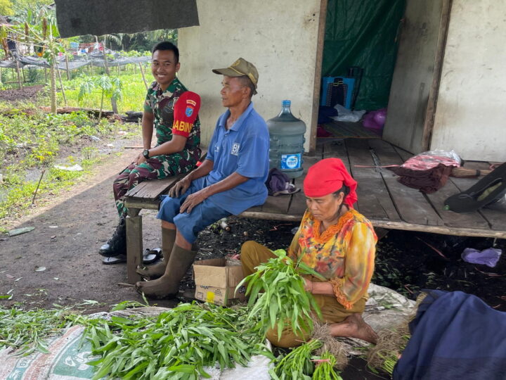 Babinsa Koramil 1015-13/Seruyan Hulu Melaksanakan Komsos Bersama Warga Desa Binaan
