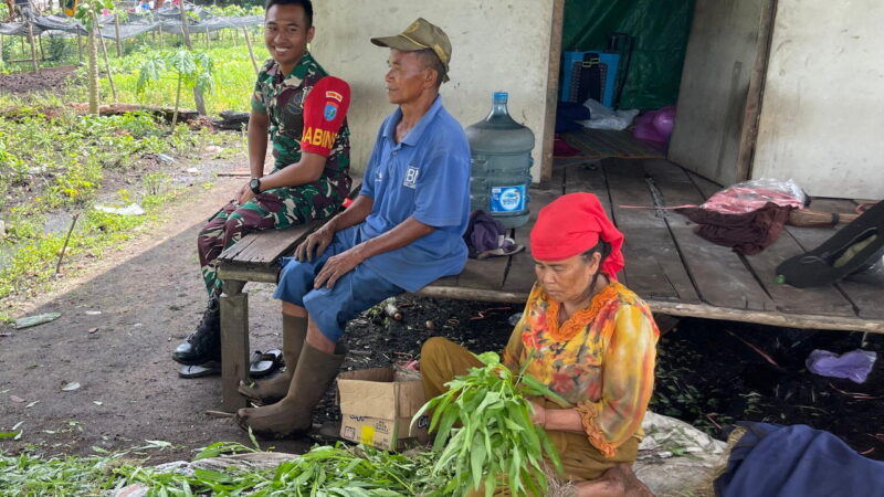 Babinsa Koramil 1015-13/Seruyan Hulu Melaksanakan Komsos Bersama Warga Desa Binaan