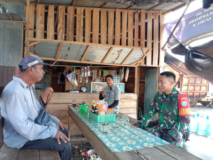 Babinsa Koramil 1015-03/MB Ketapang Ciptakan Keakraban dengan Warga Binaan Melalui Komsos