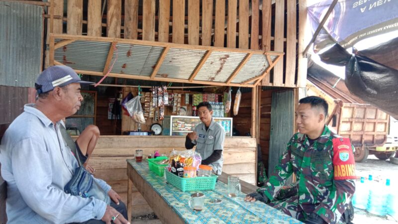 Babinsa Koramil 1015-03/MB Ketapang Ciptakan Keakraban dengan Warga Binaan Melalui Komsos